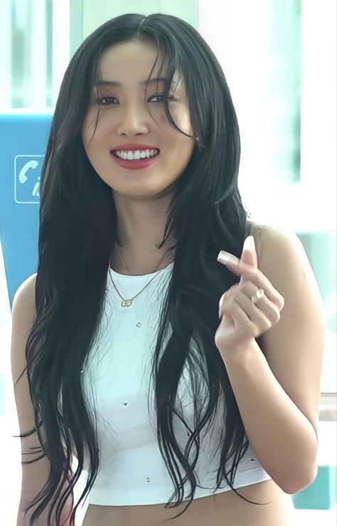 Hwasa Long Hair, Hwasa Haircut, Hwasa Hair, Hwasa Hairstyles, Maria Hwasa, Performance Hairstyles, Hot Kpop, Great Smiles, Aesthetic People