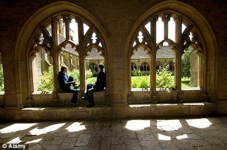 Men can wear skirts at Oxford University as academic dress code is changed to… Hogwarts Aesthetic, Slytherin Aesthetic, Harry Potter Aesthetic, Dark Academia Aesthetic, The Secret History, Oxford University, Academia Aesthetic, Harry Potter World, The Marauders