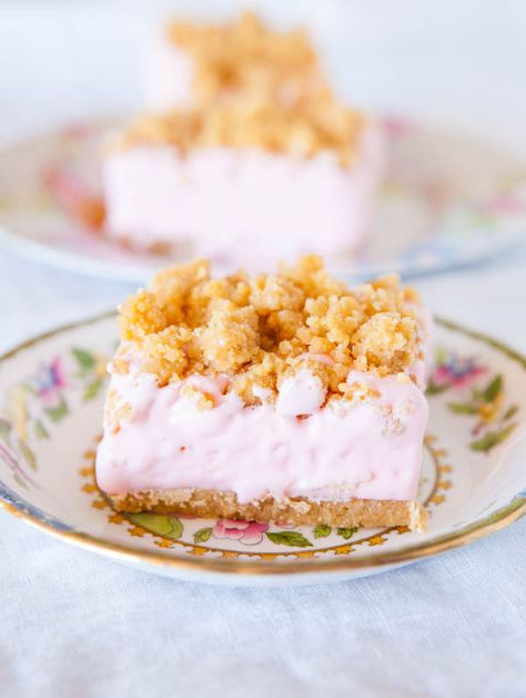 Pink Lemonade Freezer Bars - Fast, no-bake bars with sweet & tangy lemonade filling and a salty Ritz cracker crust and topping. I just love salty-and-sweet treats! Easy recipe at averiecooks.com Lemonade Beyonce, Averie Cooks, Cookies Healthy, Sweet Bar, No Bake Bars, Fast Easy Meals, Ritz Crackers, Whipped Topping, Pink Lemonade