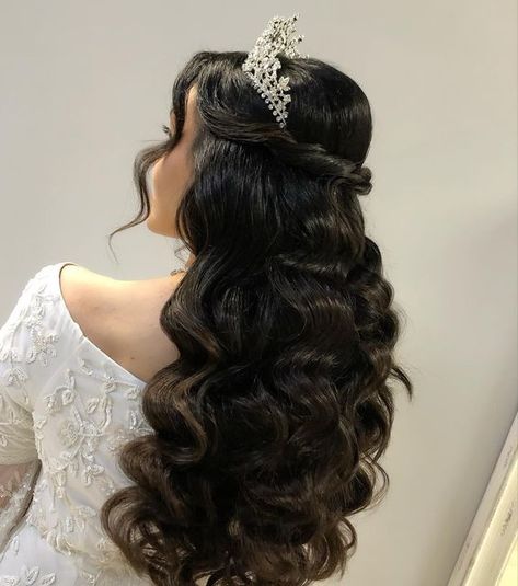 Quinceanera Hair Down Hairstyles, Wavy Hair Quince, Hair Styles With A Tiara, Quince Hair Styles Half Up Half Down, Pageant Hair With Crown, Half Up Half Down Hairstyles For Quince, Downstyle Hair Wedding, Quince Hair Styles Down, Half Up Quince Hair