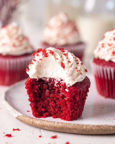 Vegan red velvet cupcakes which are moist and melt in your mouth! I included an option for vegan gluten free red velvet cupcakes and ones with no food dye. Red Velvet Cake Vegan, Moist Red Velvet Cupcakes, Red Velvet Cheesecake Cupcakes, Vegan Red Velvet Cake, Vegan Red Velvet Cupcakes, Vegan Red Velvet, Red Velvet Cupcakes Recipe, Baking Vegan, Vanilla Bean Frosting