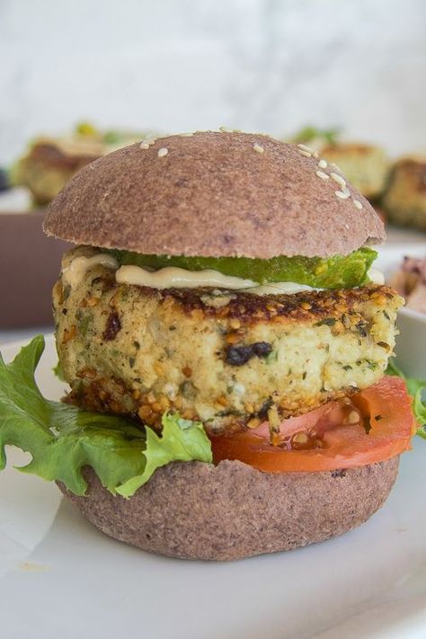 Cauliflower Falafel, Vegetarian Keto Meal Plan, Keto Veggie Recipes, Falafel Burger, Low Carb Veggie, Veggie Burger Recipe, Vegan Cauliflower Recipes, Falafel Burgers, Low Carb Burger