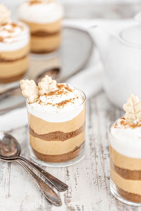 These Pumpkin No Bake Cheesecake Jars are so good and so easy! They feature yummy layers of gingersnap crust and no bake pumpkin cheesecake filling. They're like cute little individual pumpkin cheesecakes, and so easy to make - perfect for a quick and simple fall or Thanksgiving dessert! Pumpkin Cheesecake Dessert Cups, Pumpkin Cheesecake In Mason Jars, No Bake Pumpkin Cheesecake With Gingersnap Crust, Pumpkin Cheesecake Gingersnap Crust, Pumpkin Cheesecake With Gingersnap Crust, Gingersnap Crust Recipes, Pumpkin Pecan Cheesecake, Layered Pumpkin Cheesecake, Healthy Pumpkin Dessert