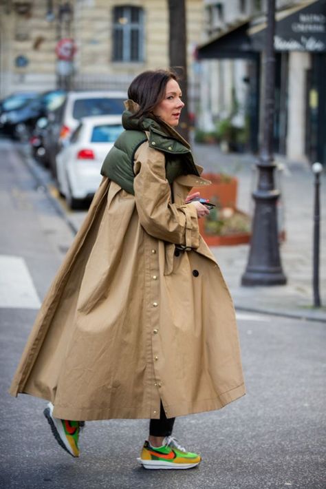 Men's Fashion Week: de mooiste streetstyle outfits van Londen tot Parijs Rain Street Style, Fashion Winter 2024, Rain Coat Outfit, Rain Jacket Outfit, Parisian Style Winter, Trenchcoat Outfit, Fashion Trench Coat, Cool Street Style, Raincoat Fashion