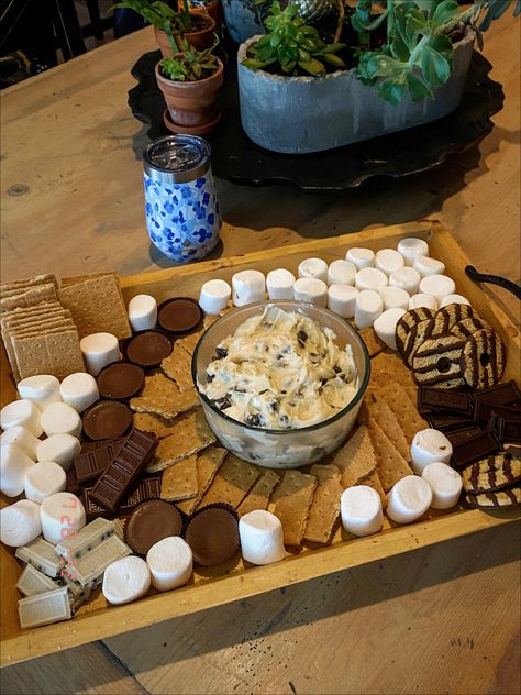 s’mores board charcuterie platter board party night appetizer party dessert for camping necessity fun dessert for all family and kids Charcuterie Board Game Night, Boards Night Ideas, Dessert For Camping, Board Night Ideas, Bring A Board Night, Snacks School, Board Night, Camping Necessities, Appetizer Party