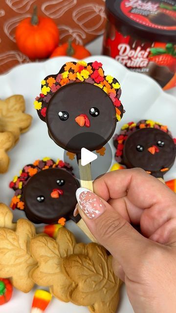 Turkey Cake Pops, Thanksgiving Dip, Oreo Turkey, Thanksgiving Chocolates, Turkey Cake, Happy Thanksgiving Everyone, Turkey Cookies, Sandwich Cookie, Chocolate Dipped Oreos