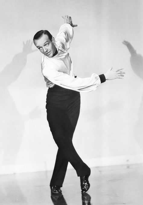 Fred Astaire em Shall We Dance (1937) Fred And Ginger, Male Pose Reference, Hollywood Men, Shall We Dance, Fred Astaire, Human Poses Reference, Tap Dance, Human Poses, Dance Photos