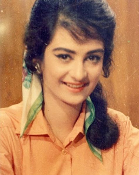 Saira Banu Saira Bano, Old Bollywood Actress, Saira Banu, 70s Inspiration, Bollywood Retro, Old Film Stars, Dilip Kumar, Bollywood Pictures, Retro Bollywood