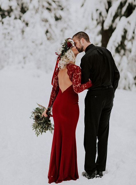 Newlywed Photos, Couple Photography Winter, Winter Engagement Photos Outfits, Snow Engagement Photos, Winter Engagement Pictures, Civil Marriage, Snow Photoshoot, Engagement Images, Photos Winter