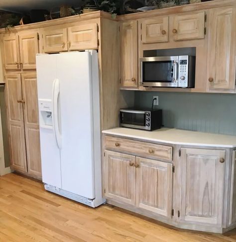 Wait until you see how I painted these wood cabinets with chalk paint! The result is amazing and I can't believe it took me this long to just paint them! Don't spend all that money replacing cabinets. Paint them! #diyprojects #farmhousekitchen #homedecor #paintedcabinets #paintingcabinetswhite #modernfarmhouse #fixerupperstyle #paintwoodcabinets #paintcabinetswithchalkpaint #chalkpaintingcabinets Paint Wood Cabinets, Whitewash Kitchen Cabinets, Whitewash Cabinets, Painting Wood Cabinets, Chalk Paint Kitchen Cabinets, Kitchen Cabinet Interior, Chalk Paint Kitchen, Paint Kitchen Cabinets, Exterior House Paint