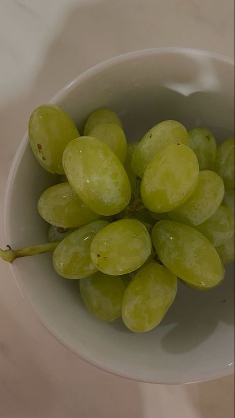 Grapes Aesthetic, Organic Diet, Healthy Food Motivation, Green Grapes, Food Snapchat, Food Obsession, Pretty Food, Food Cravings, Cute Food