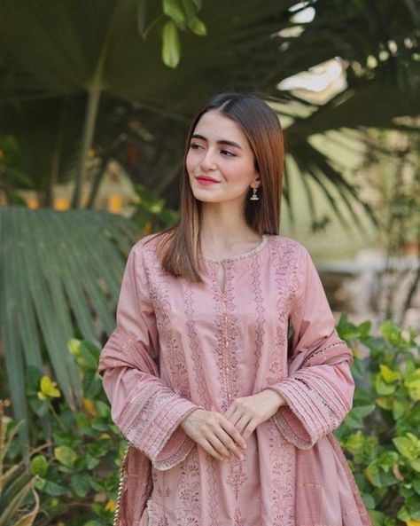 Meerub Ali, Merub Ali, Fashion Blogger Poses, Girls Designer Dresses, Latest Blouse Designs Pattern, Latest Dress Design, Simple Kurta Designs, Womens Trendy Dresses, Pakistani Fashion Casual