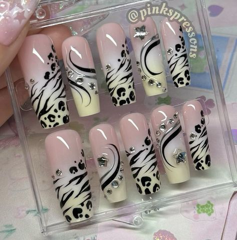 Nails Guys, Soft Grunge Nails, Paznokcie Hello Kitty, Sharp Nails, Retro Nails, Hippie Nails, Punk Nails, Grunge Nails, Y2k Nails