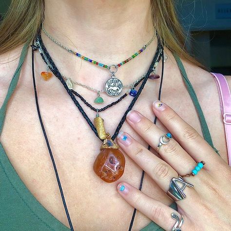 Look 80s, Necklaces And Rings, Hippie Aesthetic, Indie Jewelry, Estilo Hippie, Dope Jewelry, Funky Jewelry, Hippie Jewelry, Mode Inspo