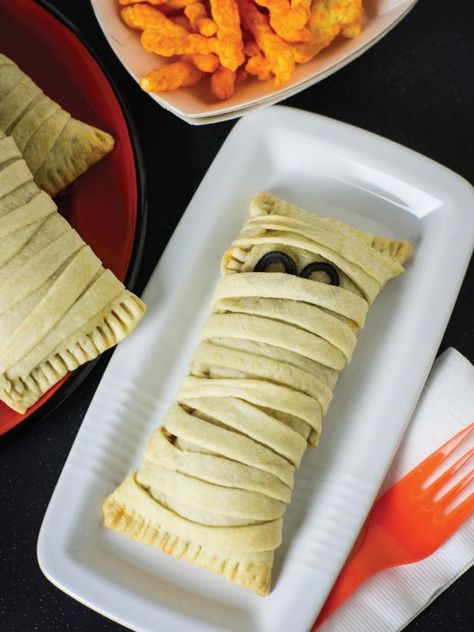 Wrap up fun for your Halloween party guests with these pepperoni pizza-style empanadas. Filled with hearty ingredients, they're a kid-pleasing snack for school lunches too. Snacks For School Lunches, Pastries Images, Kids Party Snacks, Pizza Style, Halloween Snack, Halloween Party Snacks, Snack Board, Yummy Mummy, Halloween Recipe