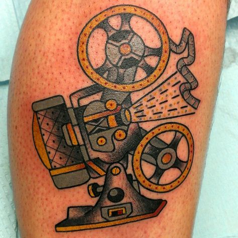 #film #projector #tattoo #traditionaltattoo Cinephile Tattoo, Movie Camera Tattoo, Projector Tattoo, Cinema Tattoo, Evermore Tattoo, Tattoo Planning, Underground Tattoo, Americana Tattoo, Night Tattoo