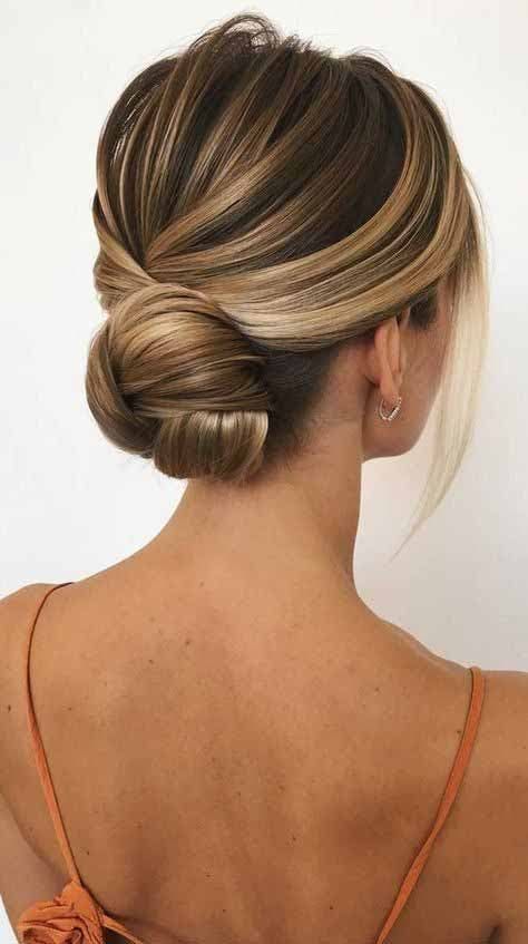 15 coiffures de mariage pour les invitées aux cheveux mi-longs tendance 2024 Low Bun Wedding Hair, Side Bun Hairstyles, Wedding Bun, Wedding Bun Hairstyles, Elegant Bun, Twisted Hair, Chignon Hair, Low Bun Hairstyles, Bridal Hair Buns