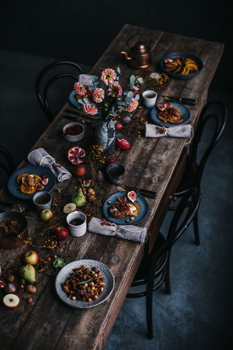 dark & moody thanksgiving table decor Breakfast Gathering, Buckwheat Waffles, Rustic Thanksgiving Table, Thanksgiving Table Settings Simple, Simple Thanksgiving Table, Rustic Thanksgiving, Thanksgiving Table Decor, Thanksgiving Dinner Table, Tafel Decor