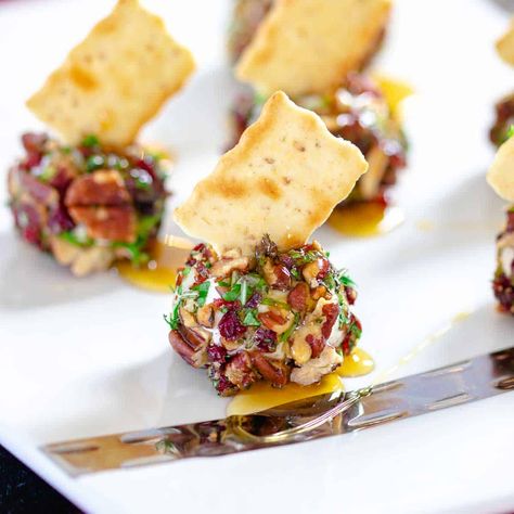 Mini Cheese Balls are the perfect holiday appetizer table. The flavors are spot on and the colors are perfect for any Christmas gathering. Amuse Bouche Ideas, Blind Wine Tasting Party, Mini Cheese Balls, Shower Appetizers, Appetizer Table, Cream Cheese Ball, Holiday Cheese, Christmas Cheese, Light Appetizers