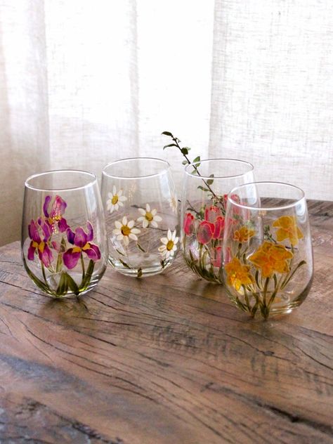 Painted Wine Glasses Flowers, Flower Wine Glasses, Witch Apps, Cottage Garden Decor, Custom Champagne Bottle, Cute Wine Glasses, Glass Cottage, Spring Wine, Painted Glassware