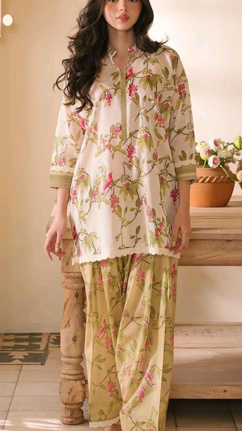 Eid Casual Outfit, Straight Shalwar Design, 3pcs Dress For Women, Floral Print Pakistani Suits, Trouser Shirt Design Pakistani, Summer Pakistani Outfits, Summer Dress Pakistani, Pakistani Kurti Designs Casual Summer, Summer Outfits Pakistani