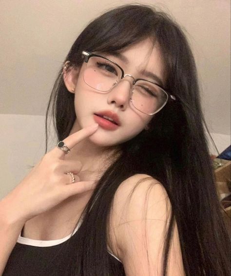 Asian Makeup Glasses, Ide Jualan Online, Ulzzang Glasses, Dark Makeup Looks, Casual Makeup, Hair Inspiration Long, Ulzzang Makeup, Glasses Makeup, Lightroom Presets Collection