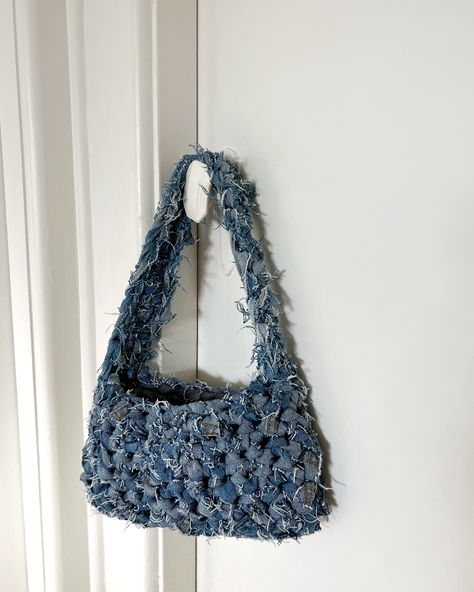 Crochet Jeans Bag, Jean Purses Ideas Recycled Denim, Denim Purse Diy, Bag Out Of Jeans, Ribbon Purse, Denim Crochet, Knitted Purse, Jeans Purse, Bag From Old Jeans