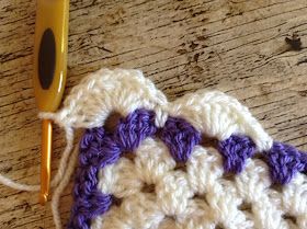 Lullaby Lodge: How to add a simple shell border to a granny square baby blanket - Crochet Tutorial Easy Crochet Border, Crochet Edging Tutorial, Granny Square Baby Blanket, Crochet Blanket Edging, Sunburst Granny Square, Crochet Border Patterns, Squares Crochet, Crochet Border, Granny Square Crochet Patterns Free