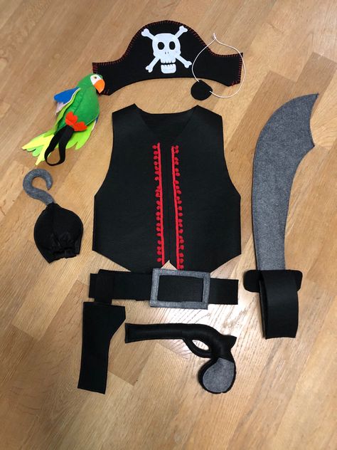 Kids Pirate Costume Diy, Diy Pirate Costume, Diy Pirate Costume For Kids, Fantasia Diy, Homemade Pirate Costumes, Pirate Costume Kids, Diy Pirate, Pirate Costume Diy, Pirate Crafts