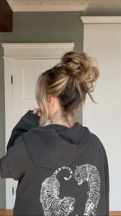 TORIE BLISS | Messy bun for fine hair 🐅🖤 You ask and you shall receive ~ more hair tutorials coming your way with no extensions ! | Instagram Long Hair Styles Bun, Bun Hair Outfit, Hot Messy Bun, Viral Tiktok Messy Bun, High Messy Bun With Bangs, Cute Hairstyles Dark Hair, Messy Bun Styles For Long Hair, Messy Look Hairstyles, Messy Cute Bun