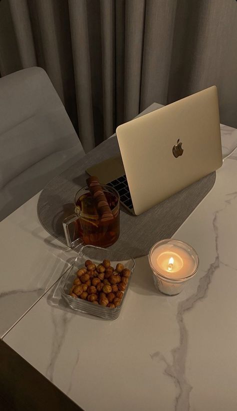 Laptop Decoration, نباتات منزلية, Iphone Wallpaper Ios, Workspace Inspiration, Makeup Room, Night Aesthetic, Apple Products, Girly Photography, Modern Interior Design