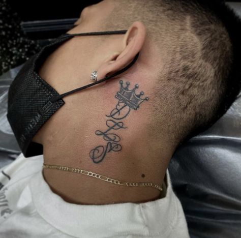 Tattoo Behind The Ear Men, Crown Shoulder Tattoo, Men’s Tattoo Behind Ear, Crown Behind Ear Tattoo, Behind The Ear Tattoo Men, Crown Tattoo Behind Ear, Ear Tattoo Men, Behind Ear Tattoo Men, Shogun Tattoo