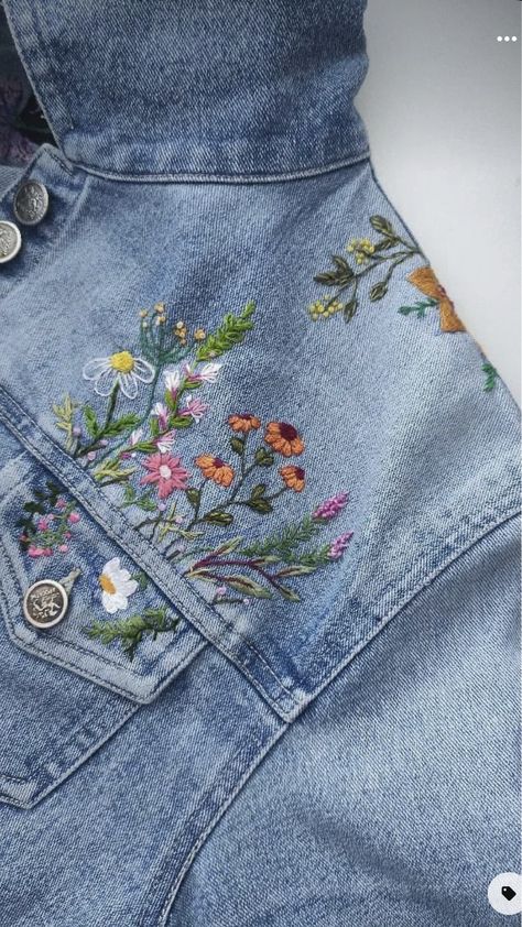 Jeans Casual Outfit, Denim Jacket Embroidery, Embroidery Jeans Jacket, Embroidery Jeans Diy, Jean Diy, Diy Denim Jacket, Embroidered Photo, Denim Crafts Diy, Clothes Embroidery Diy