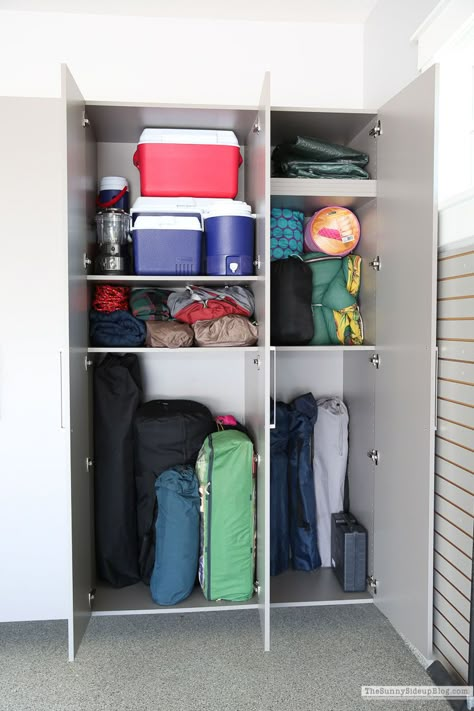 Room Organiser, Garage Lockers, Build Wardrobe, Garage Storage Plans, Organized Garage, Garage Wall Storage, Garage Organisation, Garage Renovation, Suitcase Storage