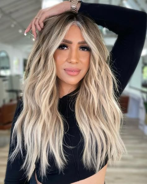 Blonde Balayage Shadow Root Money Piece, Blonde Babylights Money Piece, Blonde Hair With Root Melt And Money Piece, Long Blonde Hair Money Piece, Moneypiece Balayage Blonde, Ombré Blonde Hair With Money Piece, Natural Balayage With Money Piece, Sandy Blonde Money Piece, Haulage With Money Piece