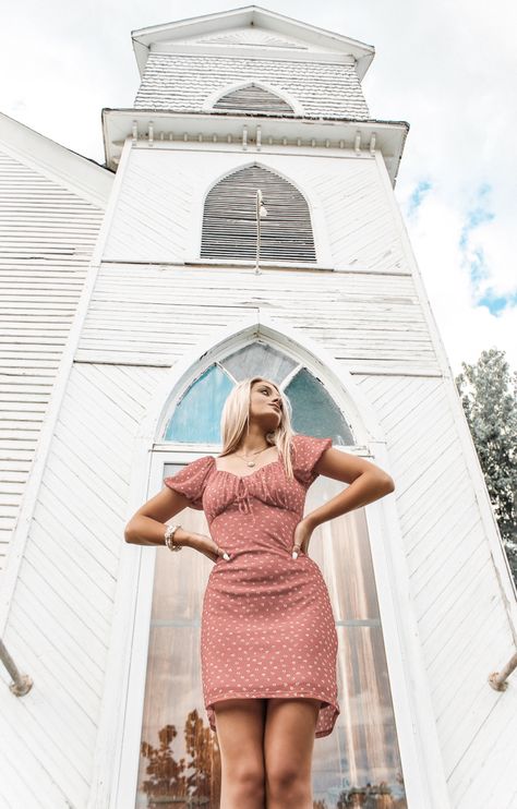 Church Senior Pictures, Church Photo Ideas, Ootd Vintage, Senior Pictures Dresses, Cumberland Gap, Senior Photoshoot Poses, Dream Pictures, Beach Cafe, Church Pictures