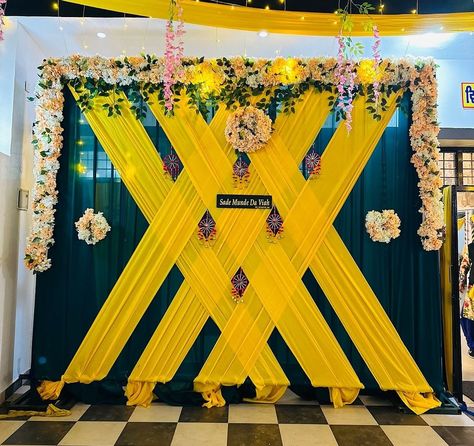 Yellow Stage Decoration, Marriage Flower Decoration, Haldi Stage Decoration Backdrops, Haldi Mandap Decoration, Indoor Haldi Decor Ideas, Haldi Theme Decoration, Flower Decoration Stage, Wedding Haldi Decoration, Haldi Decoration Ideas Backdrops