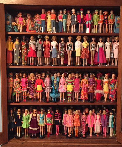 AWESOME collection!!! Vintage Barbie Display Ideas, How To Display Barbie Collection, Vintage Barbie Collection, Barbie Collection Display Ideas, Barbie Dolls Collections, Barbie Doll Collection Display, Barbie Collection Display, Barbie Display Ideas, Doll Collection Display