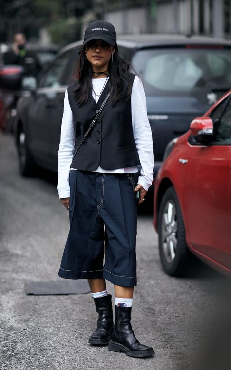 Colourful Techwear, Jorts Outfit Fall, Berlin Outfit Summer, Gorpcore Outfit Women, Japanese Americana Fashion, Blue Button Up Outfit, Streetwear Fashion 2023, 1990s Street Style, Chunky Shoes Outfit