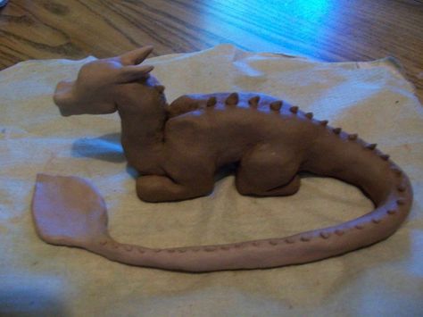 clay dragon ... I got clay... i'll make smaug look like this Easy Ceramics Sculpture, Cool Air Dry Clay Sculptures, Clay Crafts Dragon, Dragon Air Dry Clay, Clay Ideas Dragon, Small Clay Dragon, Air Dry Clay Dragon Easy, Clay Art Dragon, Dragon Clay Sculpture Easy