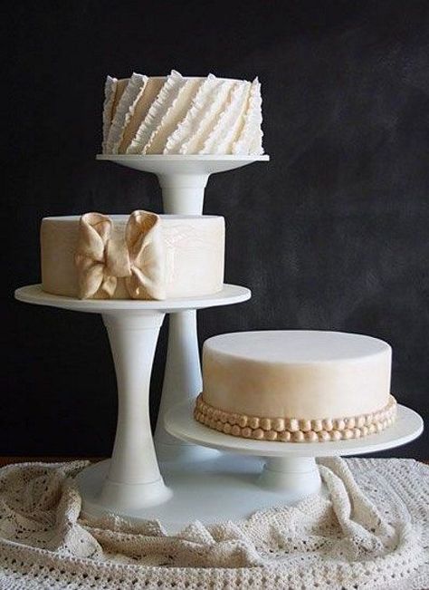 45 Delicious One-Tier Wedding Cakes To Get Inspired | HappyWedd.com Cheese Wedding, Tiered Cake Stands, Tiered Cake, Wedding Pic, Simple Wedding Cake, Wedding Cake Stands, Cool Wedding Cakes, Elegant Wedding Cakes, Cake Display