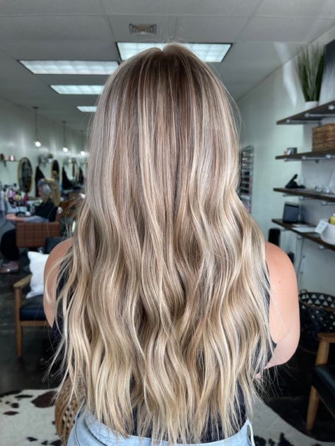 Platinum Blonde Hair Brown Highlights, Dementional Blond Hair, Light Blonde And Brown Hair, Blonde On Dark Hair All Over, Cool Tone Dimensional Blonde, Brunette With Light Blonde Highlights, Dark Blonde Summer Hair, Blending Brown Roots With Blonde Hair, Blonde Hair With Dark Undertones