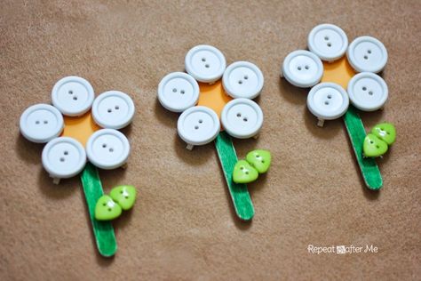 I will admit it, I am going a little daisy-crazy over here! These button/clothespin/craft stick daisies are easy for kids to do and would make a fun Summer vacation project. You could use different color buttons and craft paper to make a variety of flowers! Turn it into a color sorting/matching game for younger kids … Girl Scout Daisy Activities, Girl Scout Daisy, Girl Scout Camping, Girl Scout Activities, Repeat Crafter Me, Daisy Scouts, Girl Scout Swap, Scout Activities, Girl Scout Crafts