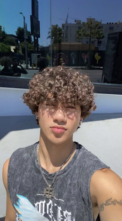 Curly Hair Taper, Perm Hair Men, Curly Taper Fade, Tight Curly Hair, Boys Curly Haircuts, Medium Curly Haircuts, Long Curly Hair Men, Mens Hairstyles Curly, Curly Hair Fade