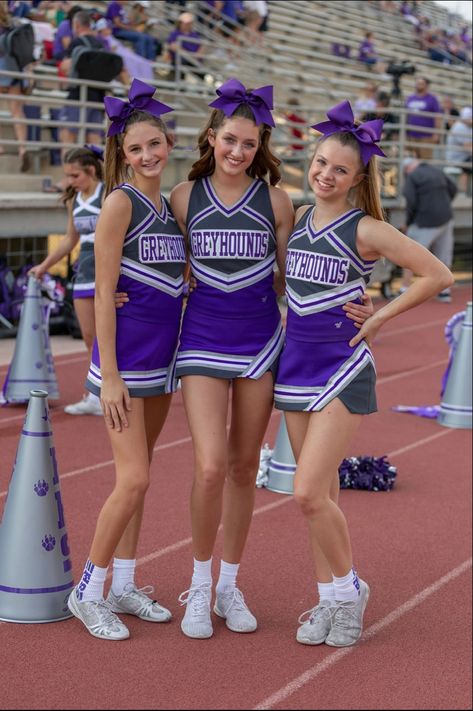 Cheer Leaders Outfit, High School Cheerleader Aesthetic, High School Cheer Uniforms, Pompom Girl, Dance Team Pictures, Cheerleading Costume, British School Uniform, Abc Party Costumes, Cheer Costumes