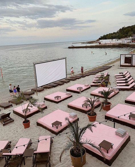 Beach Restaurant Design, Bar Deco, Outdoor Cinema, Beach Cafe, Resort Design, Outdoor Movie, Outdoor Restaurant, Beach Design, Beach Bars