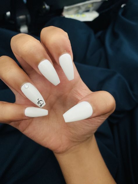 White nails with diamond and boyfriend initial D Initial On Nails White, Nails With Initial D On Them, White Nails With Boyfriend Initial, Boyfriend Initial Nails Blue, Nails Initials Boyfriend, White Nails With An Initial, Nails With Initials D, Boyfriends Initials On Nails, Nails Boyfriend Initial