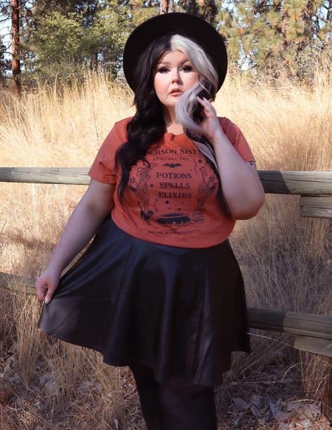 Plus Size Black Skater Skirt Outfit, Plus Size Spooky Outfit, Plus Size Skater Skirt Outfit, Tennis Skirt Outfit Plus Size, Black Skater Skirt Outfit, Witchy Fits, Goth Outfits Plus Size, Plus Size Alternative Outfits, Plus Size Alternative Fashion