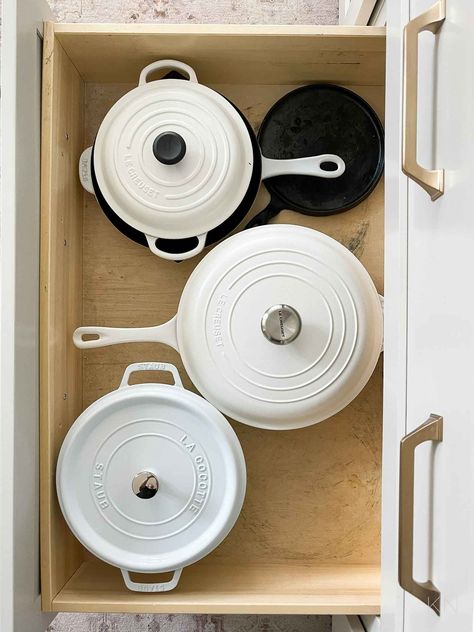 Real Kitchen Organization Ideas / Organized kitchen drawer with Le Creuset cookware. Le Creuset Organization, Le Creuset Storage Ideas, Le Creuset Storage, Organized Kitchen Drawers, Kitchen Divider, Statement Kitchen, Kitchen Drawer Organizers, Cookware Organization, Kitchen Organization Ideas