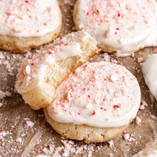 Peppermint Meltaway cookies laid out on parchment paper. Cookies Crumbl Copycat, Quick Party Food, Cookies Crumbl, Crumbl Copycat, Candy Cane Recipe, Crumble Cookie Recipe, Peppermint Sugar Cookies, Candy Cane Cookies, Peppermint Sugar